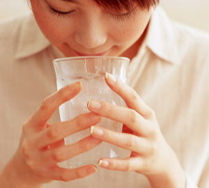 お酢を飲む女性